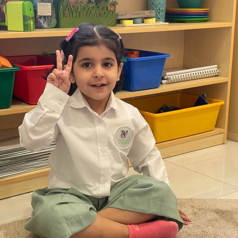 طفل في صالة ألعاب