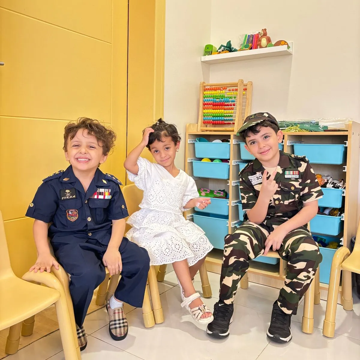 طفلة تلعب في نفق