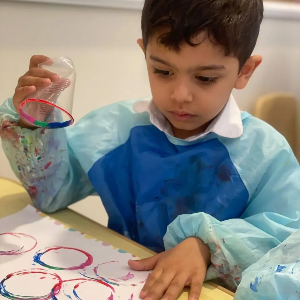 طفل يستخدم يرسم بالألوان