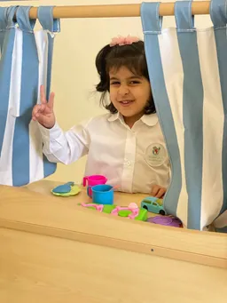 طفلة تشير بعلامة النصر بيدها