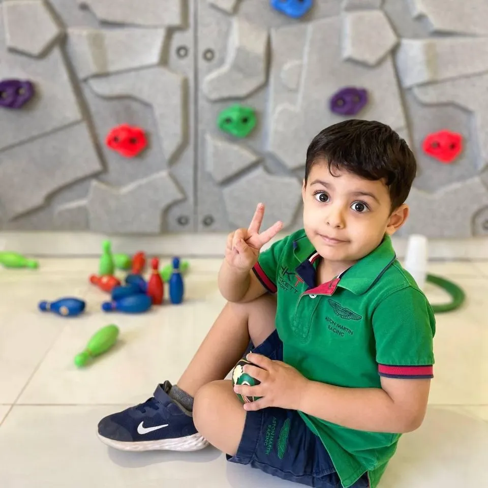 طفل يلعب ويشير بعلامة النصر